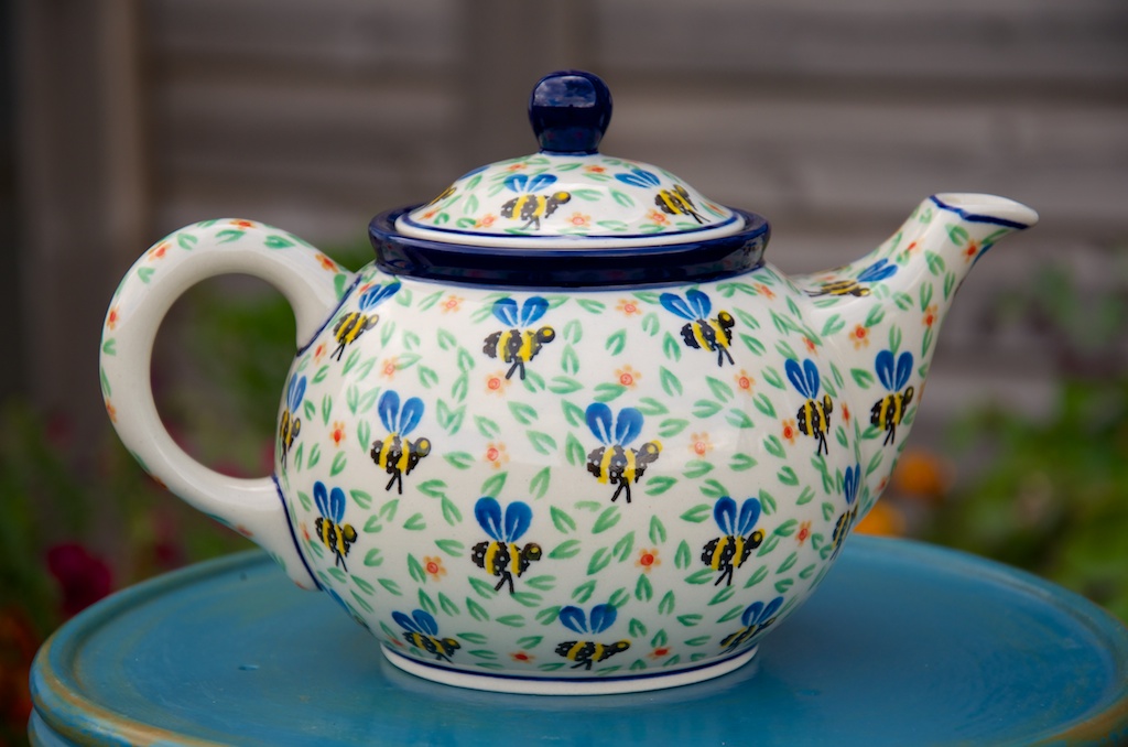 polish pottery bee teapot by Ceramika Artystyczna