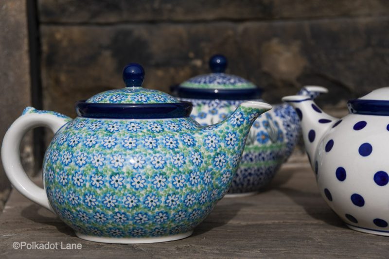 Teapots for four people