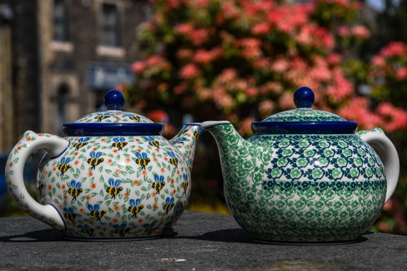Teapots for four people