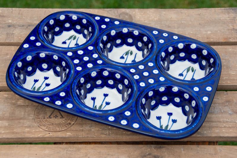 Polish Pottery Tulip Spot Bun tin by Ceramika Artystyczna Bolesławiec